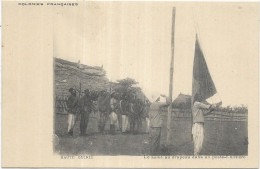 AFRIQUE GUINEE. HAUT.  LE SALUT AU DRAPEAU DANS UN POSTE FRONTIERE - Guinée Française