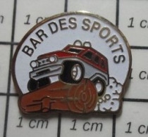 217 Pin's Pins / Beau Et Rare : BOISSONS / BAR DES SPORTS VOITURE 4x4 FRANCHISSANT UN TRONC - Beverages