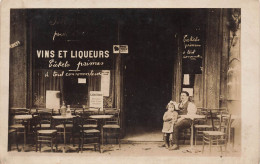 CARTE PHOTO - Un Père Et Sa Fille Devant Un Magasin - Carte Postale Ancienne - Photographie