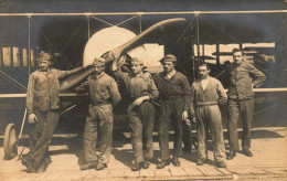 Aviation * Carte Photo * Aviateurs Mécaniciens Et Son Avion * Marque Modèle Type ? * Aviateur Mécanicien - Sonstige & Ohne Zuordnung