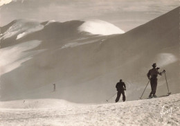 FRANCE - Le Mont Dore - Skieurs Au Sancy Et Le Puy Ferrand - Carte Postale - Le Mont Dore