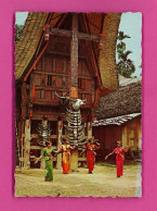 E-Indonésie-03PH Traditional Dancer With Traditional Toraja House As Background, Jeunes Filles, BE - Indonesia