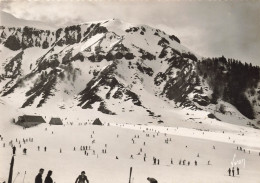 FRANCE - Le Mont Dore - Skieurs Sur Les Champs De Neige - Carte Postale - Le Mont Dore