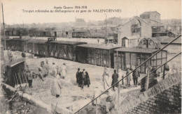 VALENCIENNES Troupe Coloniale Au Déchargement En Gare - Valenciennes