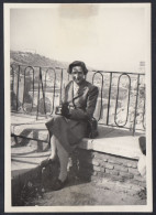 Spain 1952 - Toledo - Ritratto Di Una Donna Su Muretto - Fotografia Epoca - Places