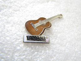 PIN'S   INSTRUMENT  DE MUSIQUE   YAMAHA  Email Grand Feu - Musique