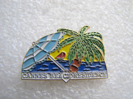 PIN'S    CANNES  BEACH  RESIDENCE   PALMIER   BATEAU - Villes