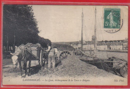 Carte Postale 29. Landerneau  Déchargement De La Terre à Briques Attelage  Péniche   Très Beau Plan - Landerneau