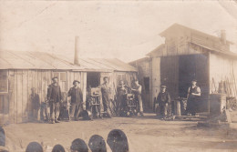 CARTE PHOTO . A IDENTIFIER . Ouvriers Au Travail . Moment De Pose . Curieuses Machines ?? Photographe Guilleminot - Zu Identifizieren