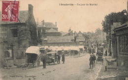 Doudeville * Rue Du Village Un Jour De Marché Foire * Automobile Voiture Ancienne - Andere & Zonder Classificatie