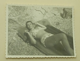 Pretty, Hot Girl In A Bikini On The Beach - Personnes Anonymes