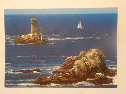 PLOGOFF   La Pointe Du Raz   Passage  Dans Le Raz De Sein Devant Le Phare De La Vieille - Plogoff