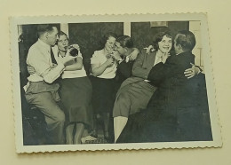 Ladies And Gentlemen Having Fun At A Party - Old Photo - Personnes Anonymes