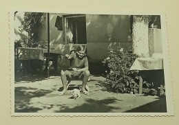 A Young Girl Is Playing With A Cat - Personnes Anonymes