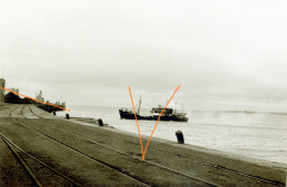 Schip Vaart Buiten Te Zeebrugge. Bateau, Ship, Links De Muur, Tramrails - Europe