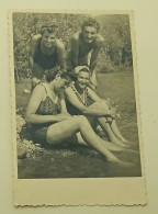 Three Girls And A Guy On The Stream - Old Photo - Personnes Anonymes