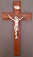 Très Beau Crucifix En Bois De Merisier, Jésus Christ En Métal Argenté, Hauteur 25cm - Godsdienst & Esoterisme