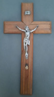 Crucifix En Bois De Noyer Avec Liserés, Jésus Christ En étain, Medaille Notre Dame Dorée. Hauteur 30cm - Religione & Esoterismo