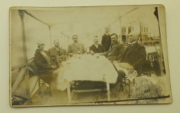 Greece-Woman And Men In A Restaurant-Memory From Thessaloniki 1928. - Plaatsen