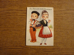 Carte Brodée "Au Pays Des Bons Pruneaux" - Jeune Couple - Jeune Femme En Robe Brodée - 10x15cm Env. - Brodées