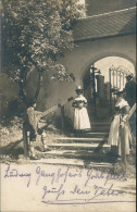 Ansichtskarte  Mann Und Frauen Vor Friedhofseingang 1915 - To Identify