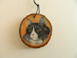 Hand Painted Norwegian Forest Cat On A Natural Wood Decoration 6cm X 6 Cm - Dieren