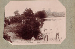 Le Coudray , Vihiers * à L'étang * Pêche à La Ligne , Pêcheurs , Enfants Villageois * Grande Photo Ancienne 16.5x12cm - Autres & Non Classés