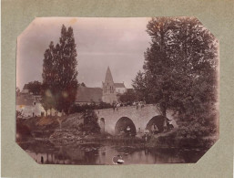 Courcay * Vers 1898 * Un Coin Du Village , Le Pont Et L'église * Villageois * Grande Photo Ancienne 16.8x12cm - Otros & Sin Clasificación