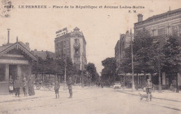 94. LE PERREUX SUR MARNE . Place De La République Et Avenue Ledru Rollin . Animée - Le Perreux Sur Marne