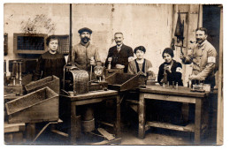 Intérieur D'atelier. Groupe D'ouvriers. Carte Photo Animée Non Située - Craft