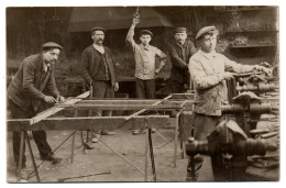 Intérieur D'atelier. Groupe D'ouvriers. Carte Photo Animée Non Située - Ambachten