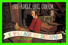 STE-ADÈLE, QUÉBEC - LE VILLAGE DE SÉRAPHIN - SÉRAPHIN CARESSANT SON OR - CIRCULÉE EN 1988 -  UNIC - - Autres & Non Classés