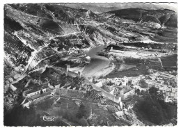 04 Sisteron -  Vue Aerienne Sur  La Citadelle, Theatre De Plein Air Et Vallee De La Durance - Sisteron