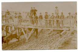 Construction D'une Passerelle. Groupe D'ouvriers. Carte Photo Animée Non Située - Sonstige & Ohne Zuordnung