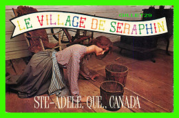 STE-ADÈLE, QUÉBEC - LE VILLAGE DE SÉRAPHIN - DONALDA LAVANT SON PLANCHER -  UNIC - CIRCULÉE EN 1988 - - Autres & Non Classés