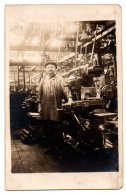 Intérieur D'usine. Ouvrier Et Machine. Carte Photo Animée Non Située - Industrial