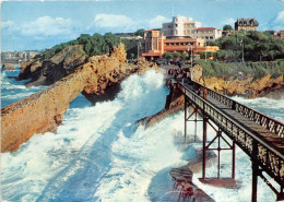 BIARRITZ Passerelle Conduisant Au Rocher De La Vierge Dans Le Fond Le Musee De La Mer 15(scan Recto-verso) MA1819 - Biarritz