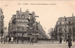 In 6 Languages Read A Story: Paris. Avenue Victor-Hugo Et La Statue | The Street Of Victor-Hugo And The Statue - Standbeelden