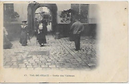 CPA Paris Val De Grace Sortie Des Visiteurs - Paris (05)