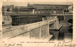 PARIS GARE DU METROPOLITAIN A LA BASTILLE - Public Transport (surface)