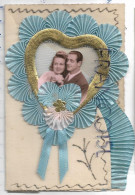 Carte Artisanale. Couple En Médaillon, Ruban Bleu, Paillettes, Cœur En Carton Doré - Parejas