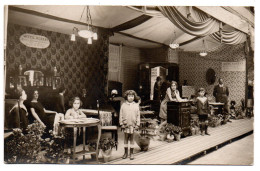 Stand De La Maison Weyl. Tissus Et Ameublement. Carte Photo Animée Non Située - Geschäfte