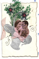 Carte Artisanale. Couple En Médaillon Dans Un Panier Argenté, Fausse Herbe Et Fleurs En Tissu, Paillettes - Parejas