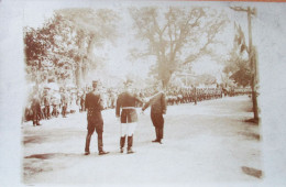 Carte Photo CEREMONIE Militaire Remise De Décoration / Medaille  Devant Public Civil Et Compagnie Militaire - Personnages