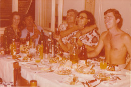 Color Photo ( 12.5cm/9cm ) - Anonymous Persons Drinking - Anonieme Personen