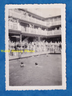 Photo Ancienne Snapshot - PARIS - Foule à La Piscine Molitor - 1945 1950 - Maillot De Bain Homme Femme Architecture - Deportes