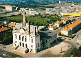 59 - Nord - AULNOYE - AYMERIES - Vue Aerienne - L Hotel De Ville - Le Centre Sportif - Le College Technique - Aulnoye