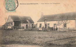 Mézières Sous Bellegarde * Une Maison De Campagne Dans Le Village * Villageois - Autres & Non Classés