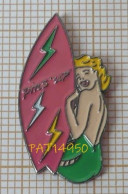 PAT14950 PIN UP BLONDE Avec PLANCHE DE SURF ROSE - Pin-Ups