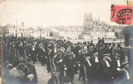 Orléans * 2 Cartes Photos * Jour De Fête Défilé Dans La Ville * Magistrats ? Avocats ? * Militaires * 1907 - Orleans